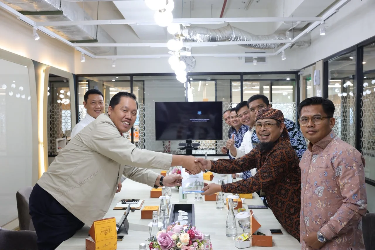 Foto : Kepala Kantor Wilayah LPS I&nbsp;Medan menerima buku dari&nbsp;Yudhi Herdiana Yusak kepala kantor&nbsp;DPD RI Sumut.